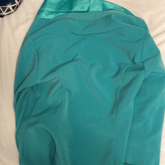 There’s a charlottes Russe coat in a medium green size M - Picture 3 of 5